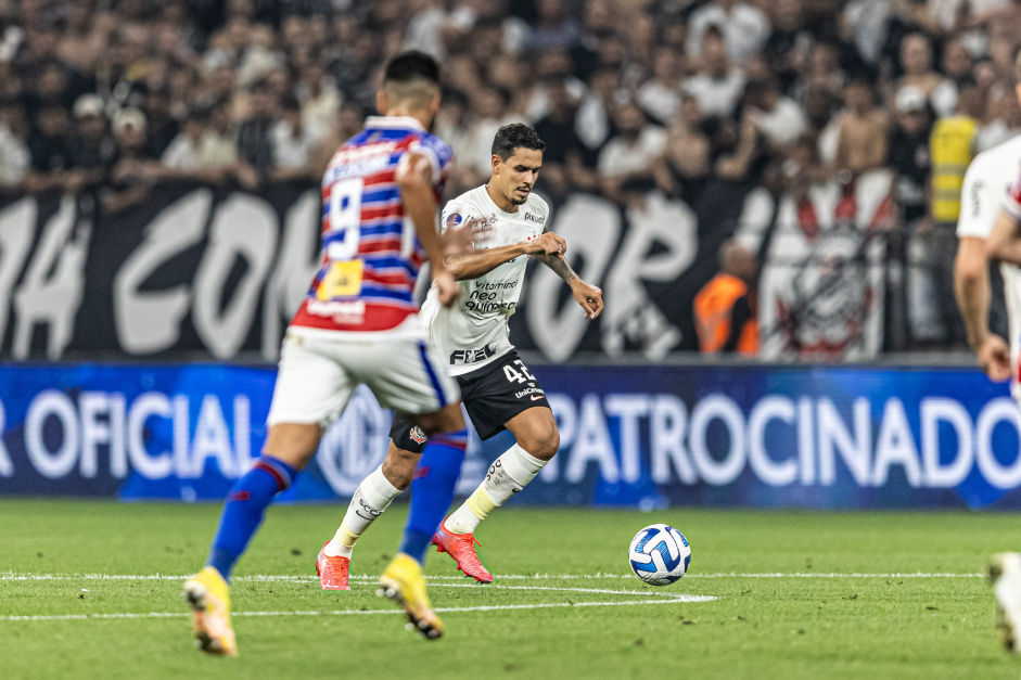 Lucas Verssimo em ao pelo Corinthians no jogo contra o Fortaleza