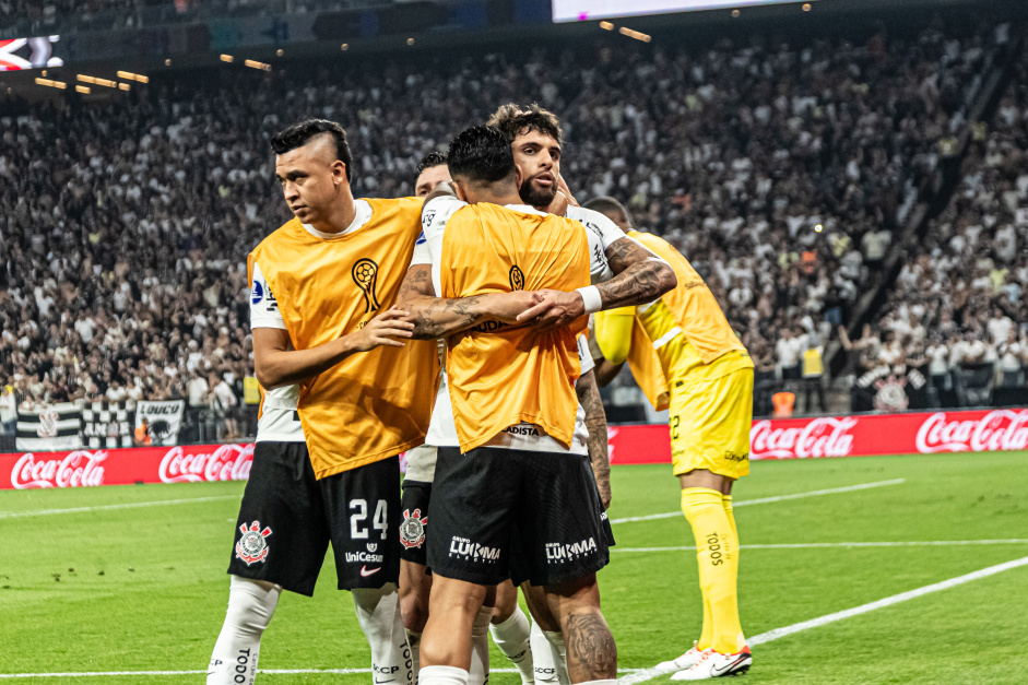 Yuri Alberto celebra com o banco do Corinthians gol contra o Fortaleza