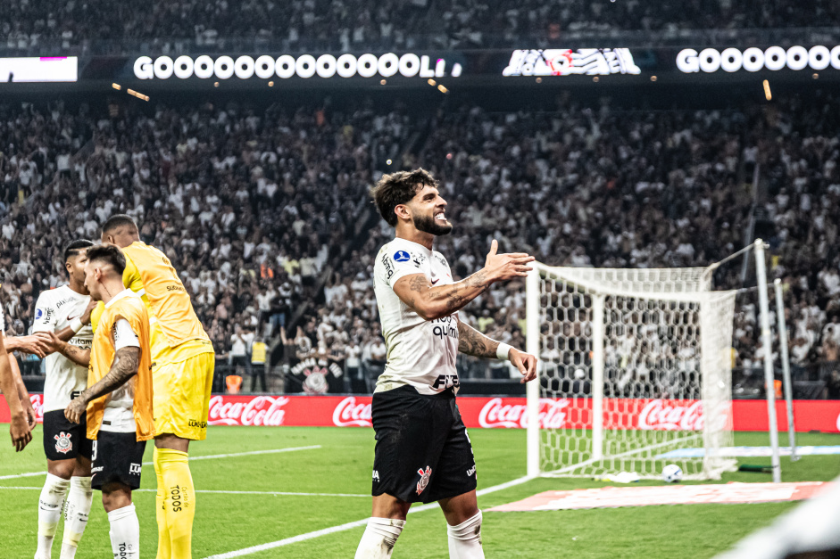 Yuri Alberto comemorando gol com a torcida