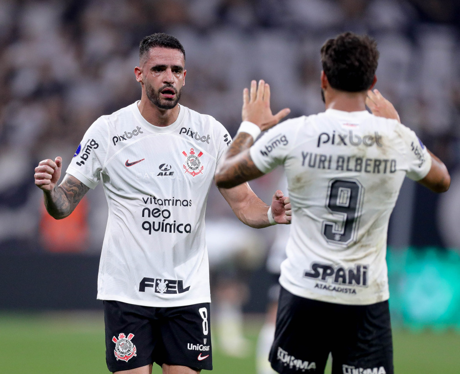 Renato Augusto e Yuri Alberto comemorando gol do Corinthians