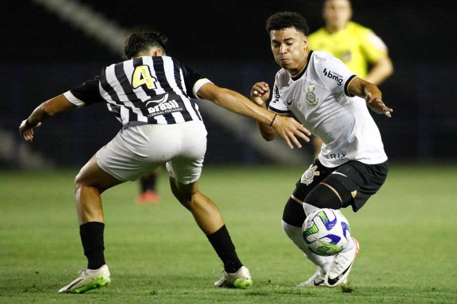 Juninho driblando jogador do Santos em jogo do Brasileiro Sub-17