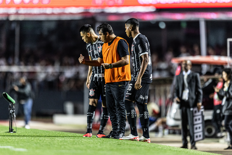 Roni e Wesley se preparando para entrar no jogo contra o So Paulo no Morumbi