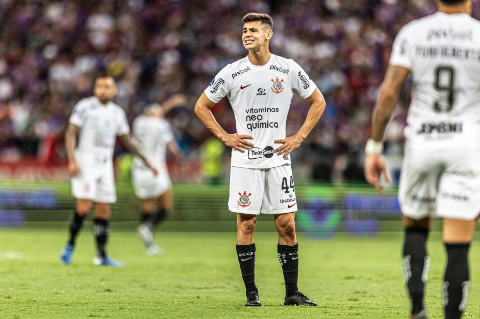 Gabriel Moscardo lamentando no campo do Castelo