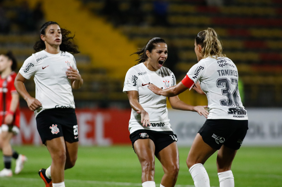 Millene comemorando gol ao lado de Tamires e Duda Sampaio na estreia da Libertadores