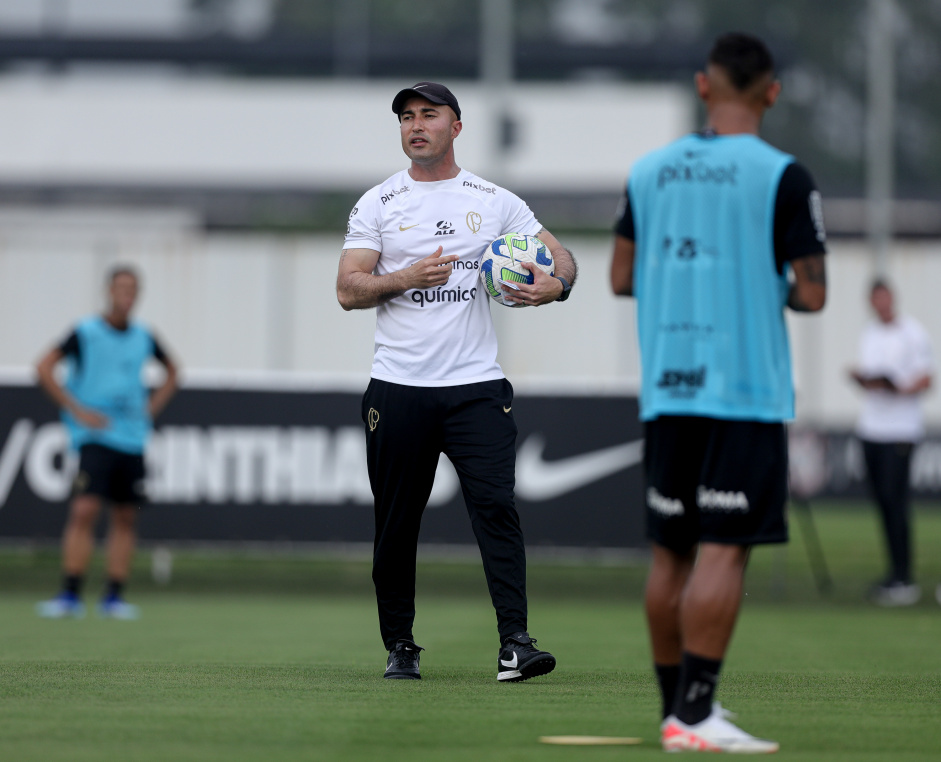 Auxiliar Cauan de Almeida passando orientaes aos jogadores em treino no CT