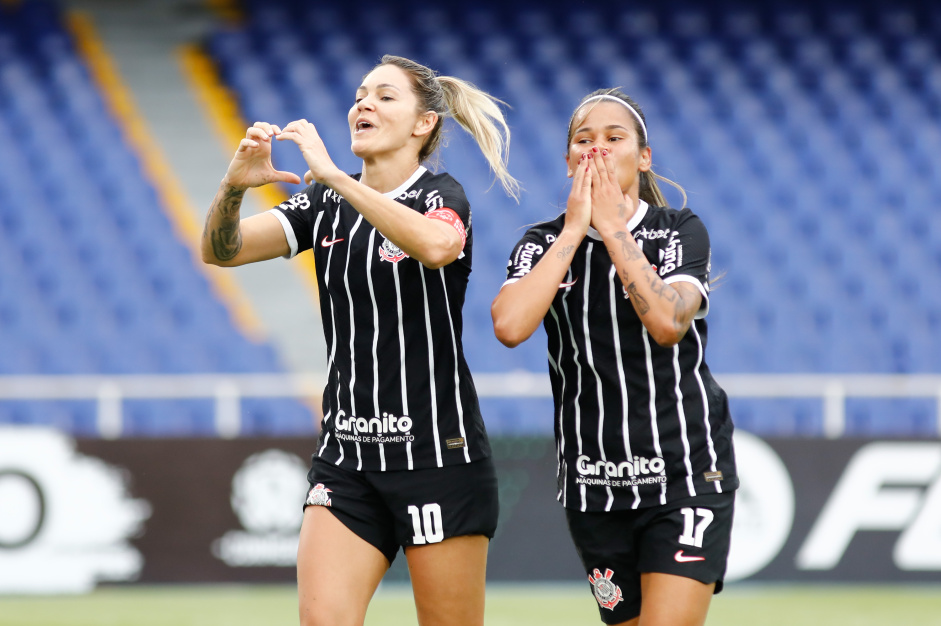 Gabi Zanotti e Vic Albuquerque celebram gol do Corinthians