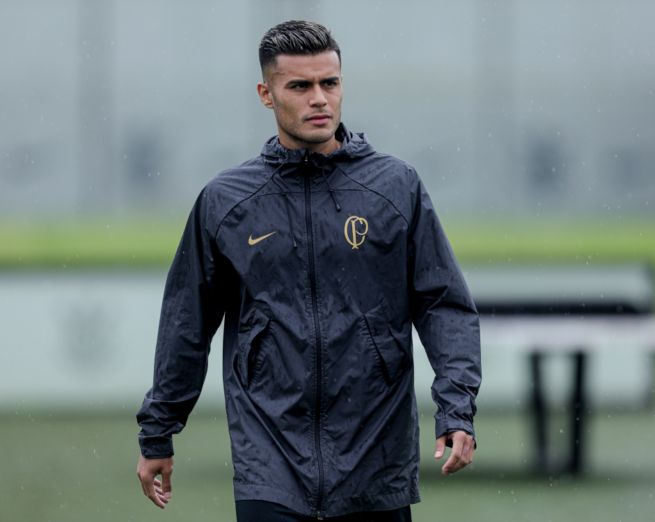 Fausto Vera caminhando em treino do Corinthians no CT
