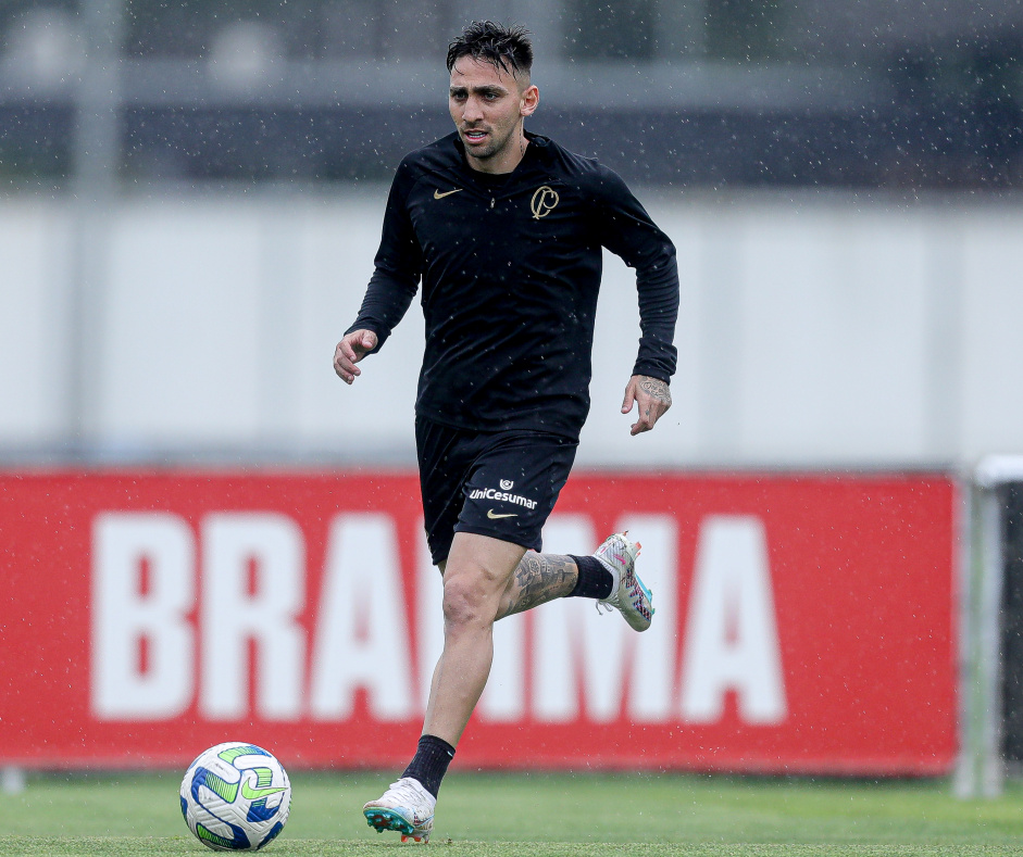 Gustavo Mosquito no treinou com o restante do elenco do Corinthians nesta segunda-feira devido a um desconforto na panturrilha direita