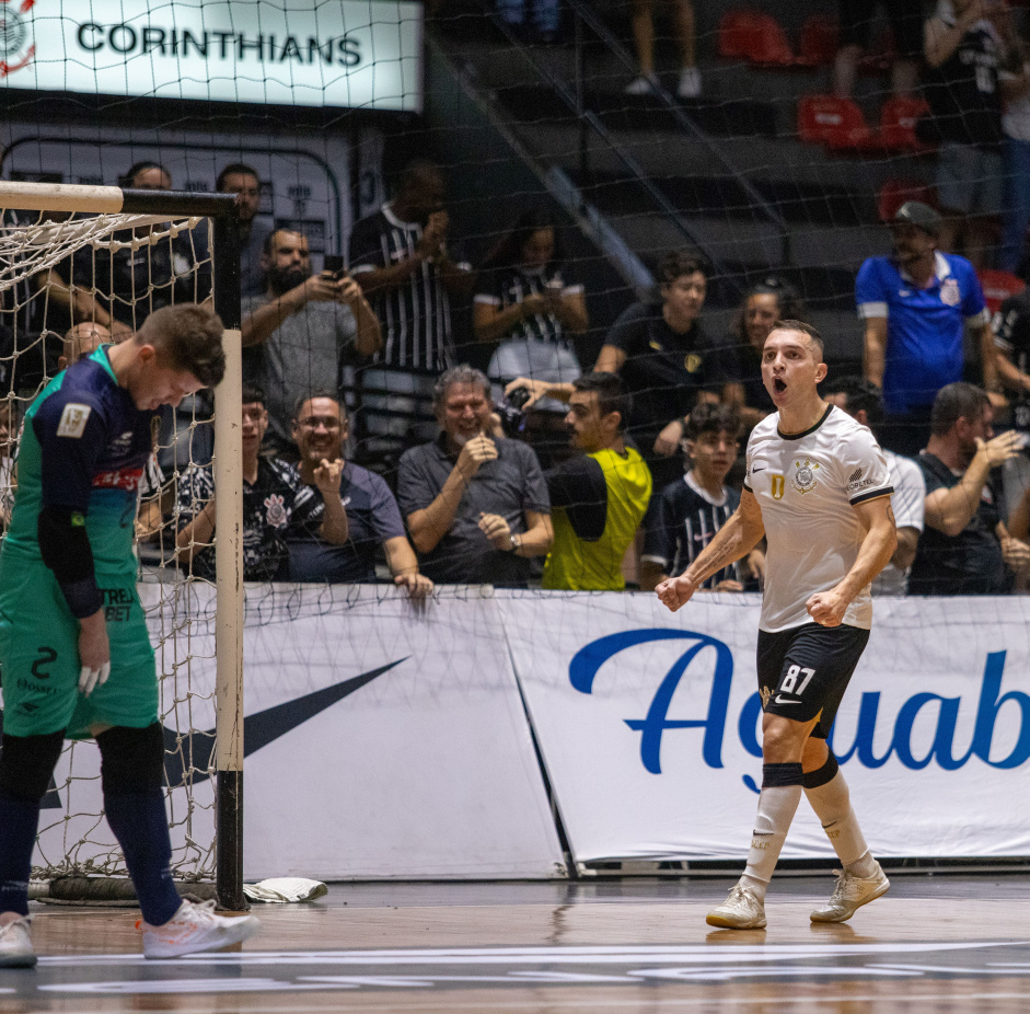 Canabarro festejando gol anotado contra o Magnus na final do Paulista de Futsal