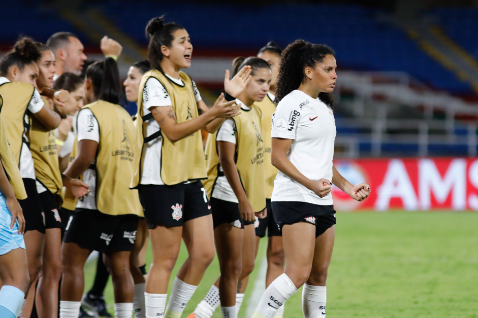 Jogadoras do Corinthians reunidas durante jogo da Conmebol Libertadores Feminina