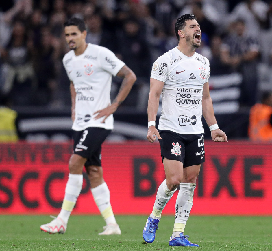 Verssimo e Giuliano comemoram gol de empate do Corinthians contra o Amrica-MG