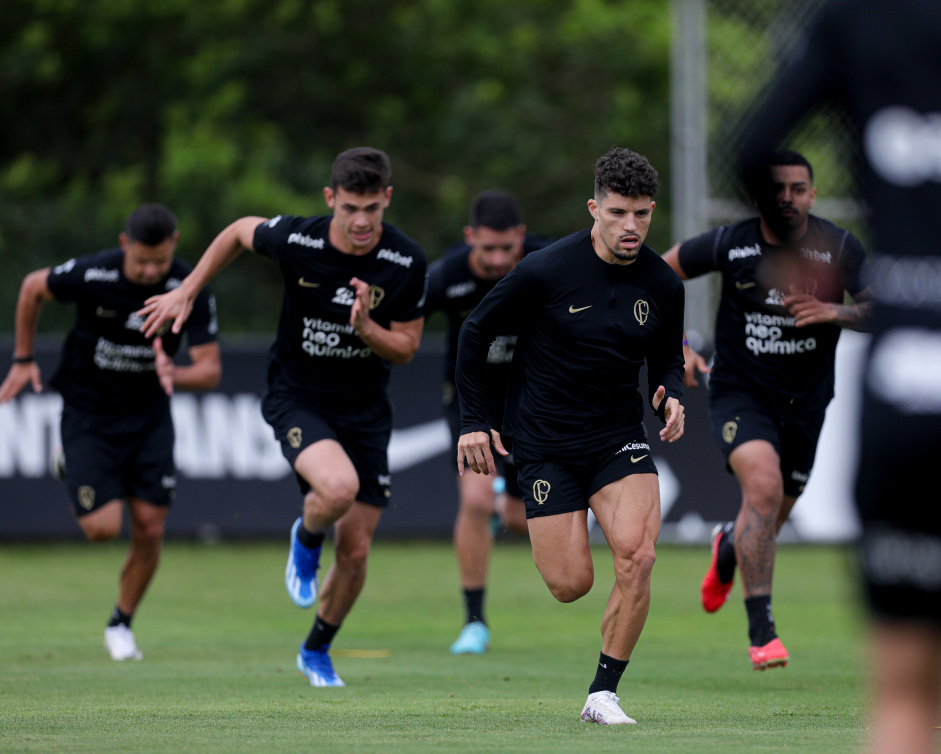 O Corinthians treinou na manh desta segunda-feira no CT Joaquim Grava visando o jogo contra o Cuiab