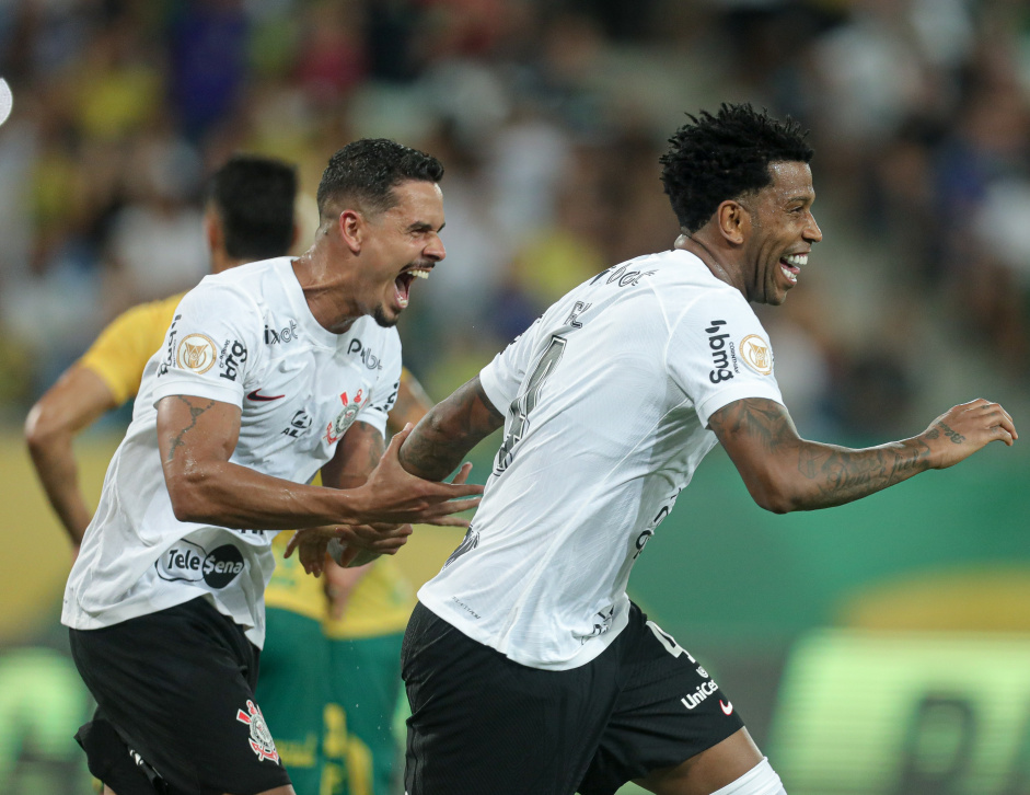 Lucas Veríssimo e Gil possuem mais assistências do que os atuais pontas do elenco do Corinthians