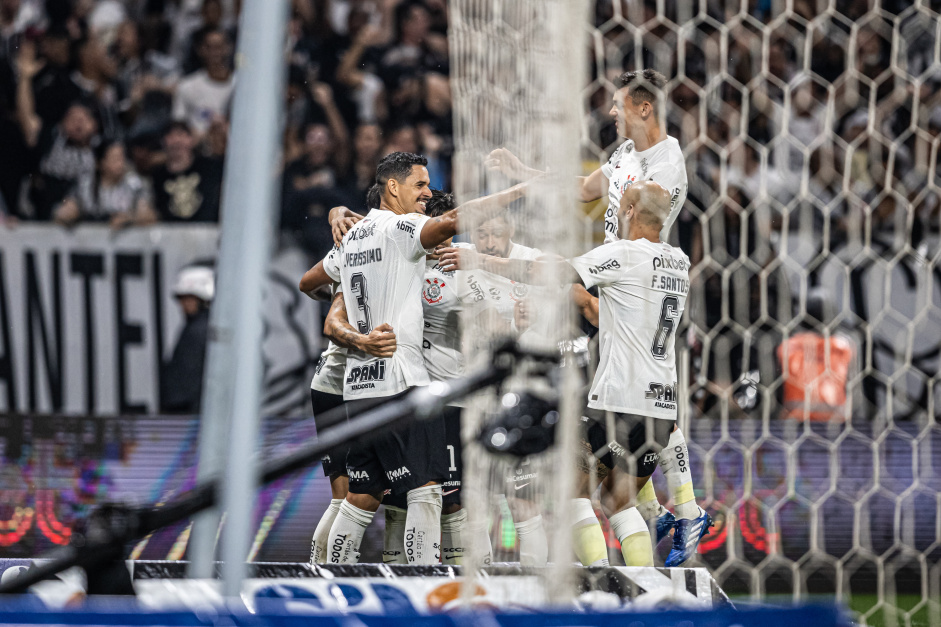 Elenco do Corinthians comemorando o gol contra o Santos