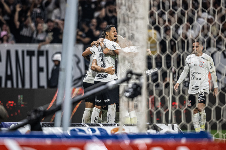 Jogadores do Corinthians comemorando gol contra o Santos