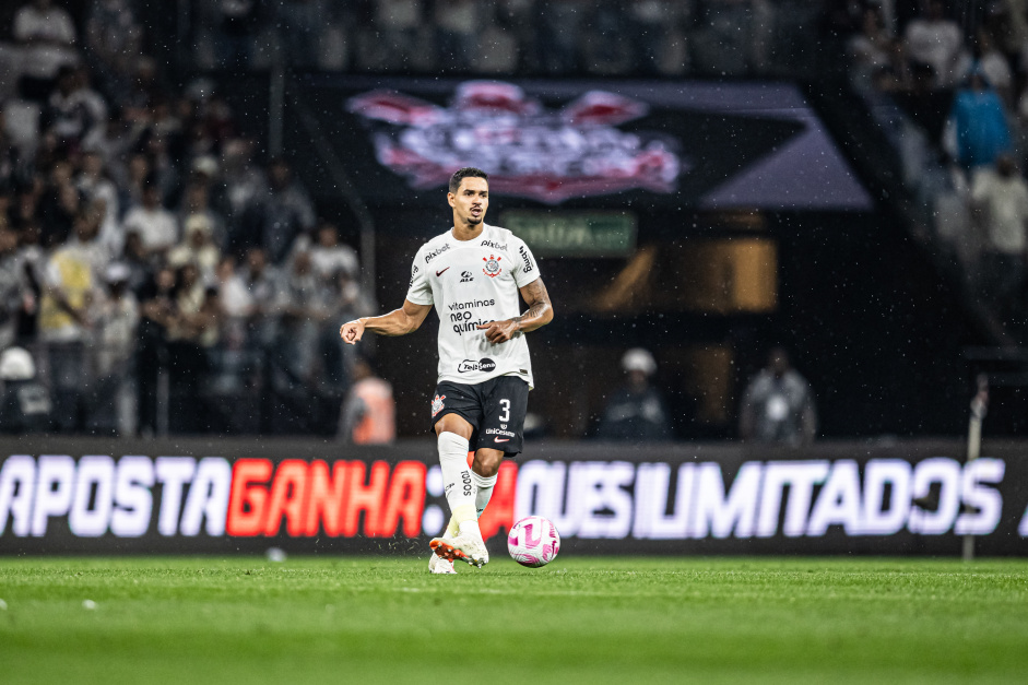 Lucas Verssimo fazendo passe no jogo entre Corinthians e Santos