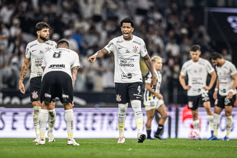 Renato Augusto e Yuri Alberto observam Gil gritar em campo