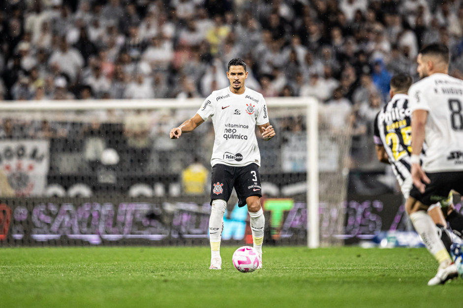 Verssimo preparando passe no jogo entre Corinthians e Santos