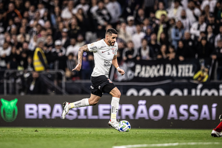 Renato Augusto correndo com a bola em direo ao gol do Athletico-PR