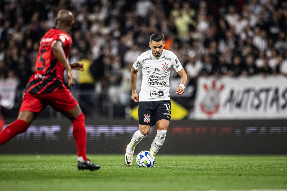 Romero enfrentando a marcao de Fernandinho do Athletico-PR