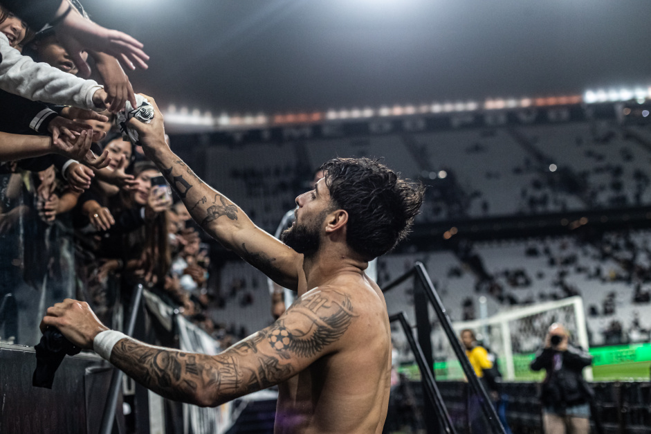 Yuri Alberto cumprimentou a torcida do Corinthians aps o apito final