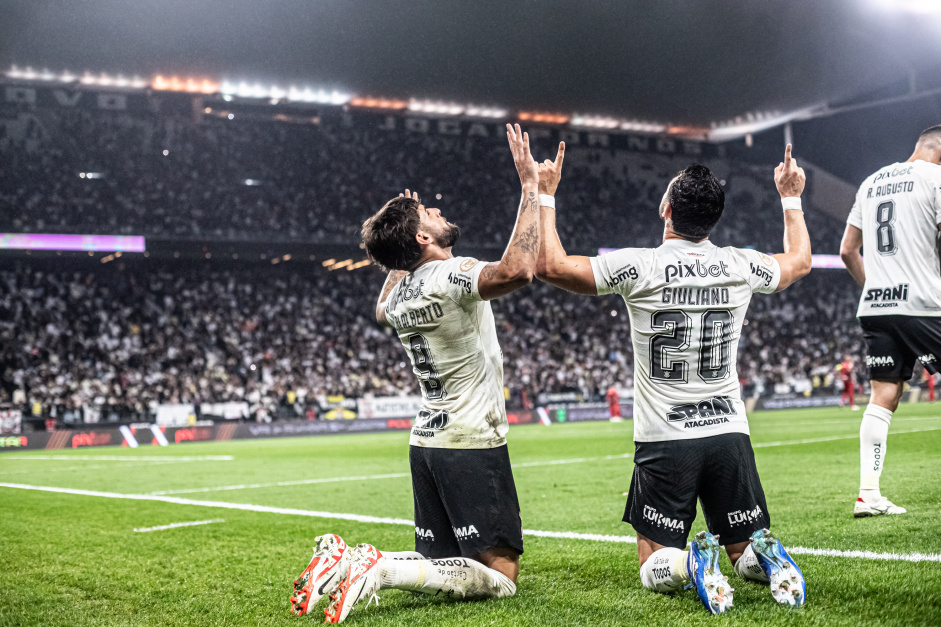 Yuri Alberto e Giuliano agradecendo  Deus pelo gol do Corinthians