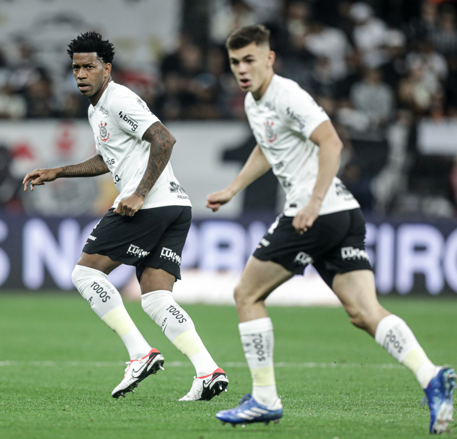 Gil e Moscardo atentos na marcao no jogo entre Corinthians e Athletico-PR