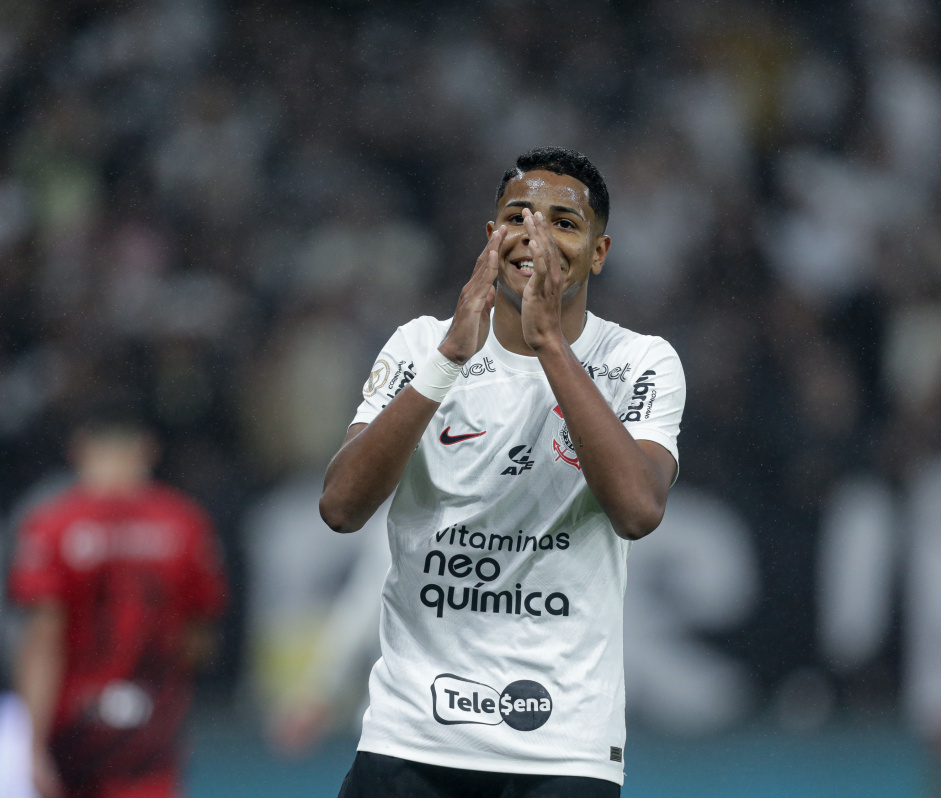 Wesley aplaudindo jogada no jogo entre Corinthians e Athletico-PR