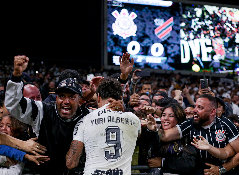 Yuri Alberto comemorando gol do Corinthians com a torcida