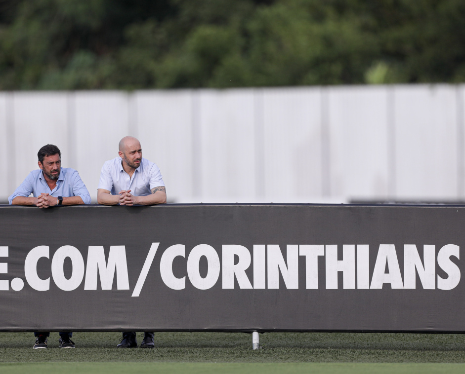 Duilio e Alessandro acompanhando treino do Corinthians no CT Joaquim Grava