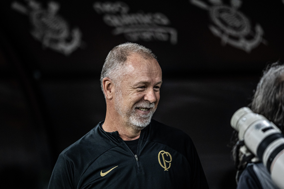 Mano Menezes marcando presena durante jogo do Corinthians contra o Atltico-MG