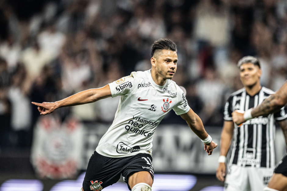 Romero comemorando gol marcado contra o Atltico-MG