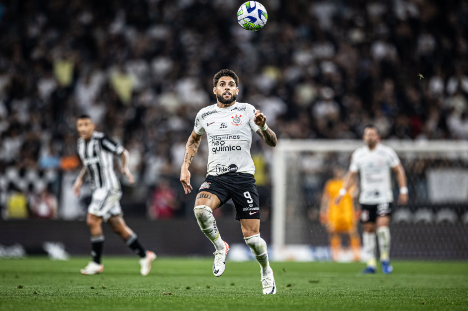 Yuri Alberto indo ao domnio durante jogo do Corinthians contra o Atltico-MG