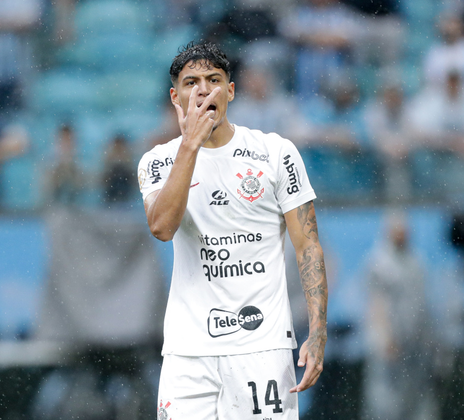 Caetano gesticulando durante partida contra o Grêmio