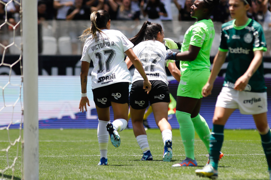 Duda Sampaio e Vic Albuquerque comemorando gol anotado pela meia contra o Palmeiras