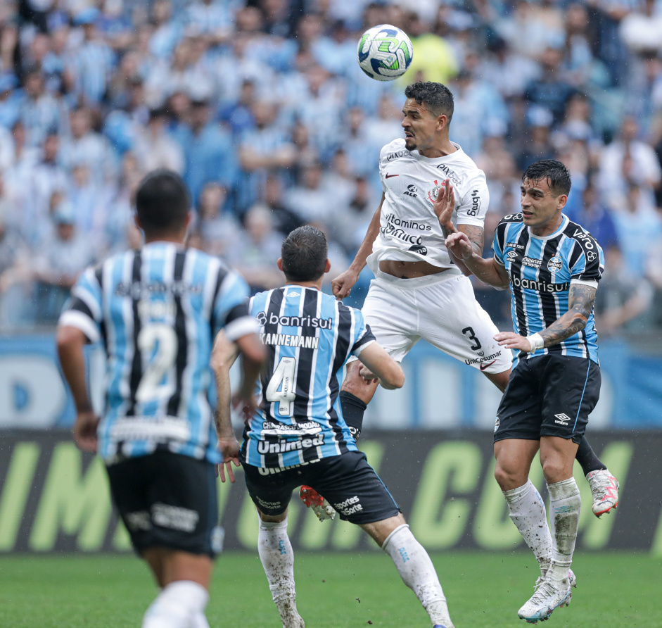 Lucas Verssimo saltando mais que jogadores do Grmio para cabecear a bola