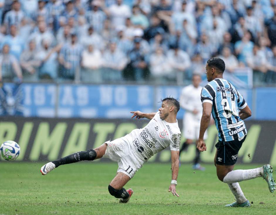 Romero esticando a perna para chutar e marcar o gol do Corinthians contra o Grmio