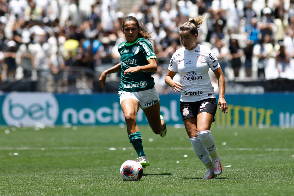 Tamires correndo junto  bola e sendo pressionada por defensora do Palmeiras