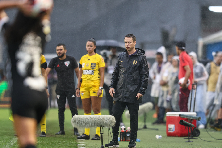 O Corinthians precisa vencer por um gol de diferena para levar a final do Paulista Feminino para as penalidades
