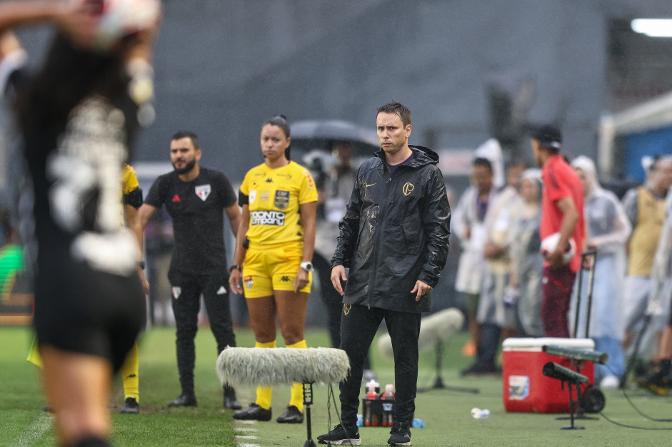 Rodrigo Iglesias na beira do gramado comandando o Corinthians