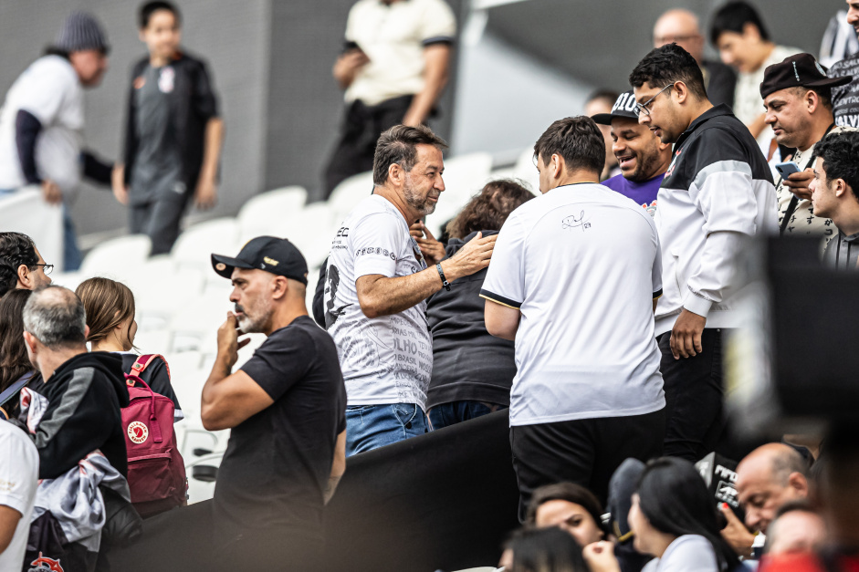Augusto Melo, novo presidente do Corinthians, ao lado de torcedores na Arena