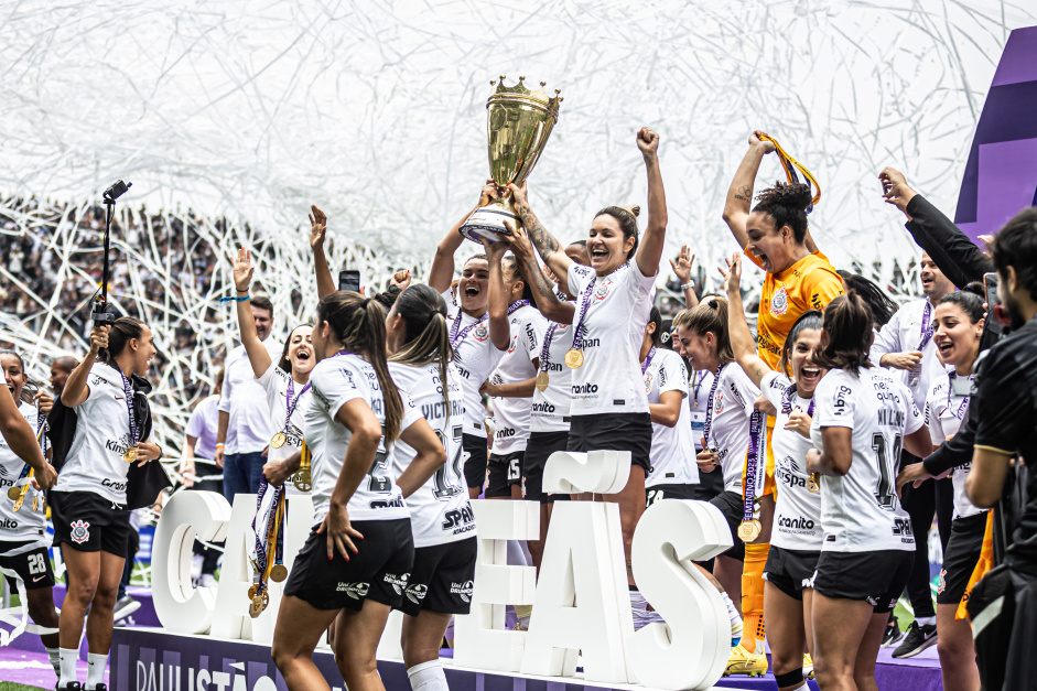Jogadoras festejando a conquista junto  taa do Paulista Feminino