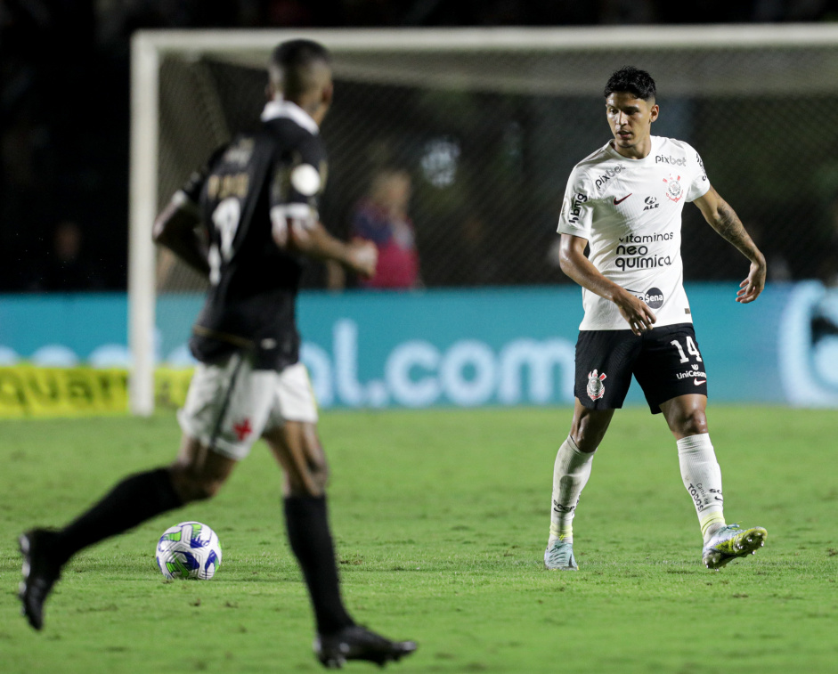 Caetano com a bola no jogo do Corinthians contra o Vasco
