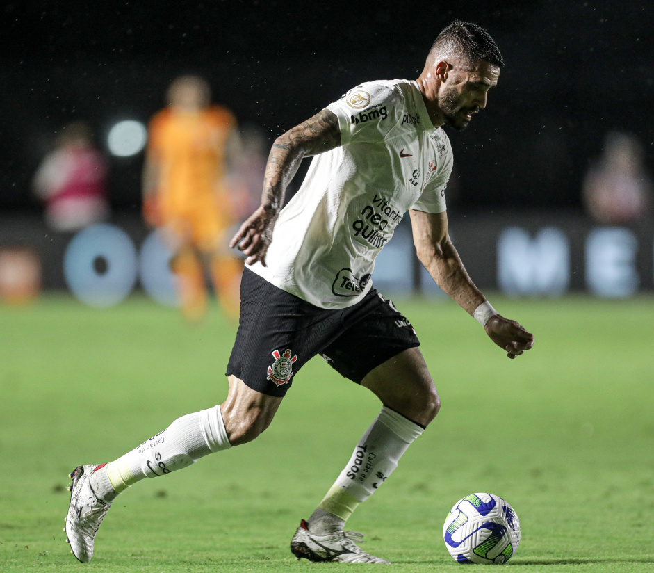 Renato Augusto com a bola no jogo entre Vasco e Corinthians