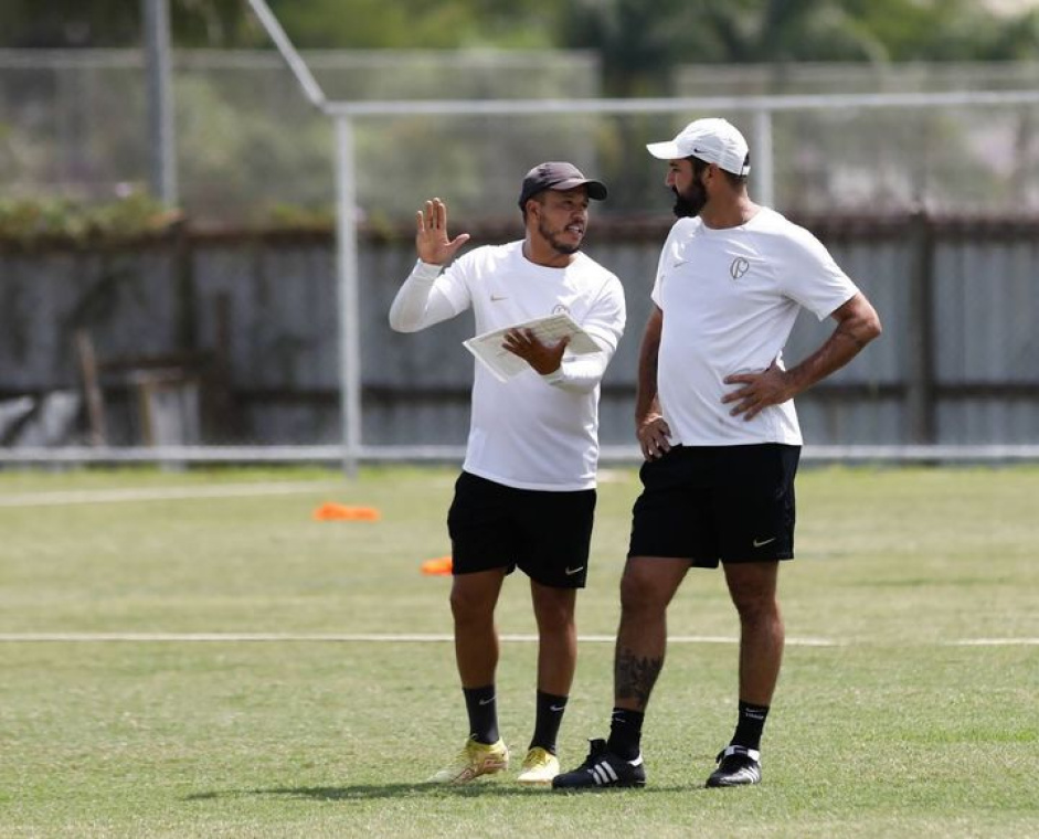 Aps passar 2023 como auxiliar no Sub-17, Vincius Marques tem sido o brao direito de Danilo no Sub-20 do Corinthians
