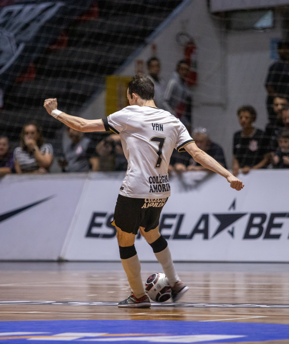 Yan chutando a bola no jogo de ida contra o Magnus na final do Estadual de Futsal