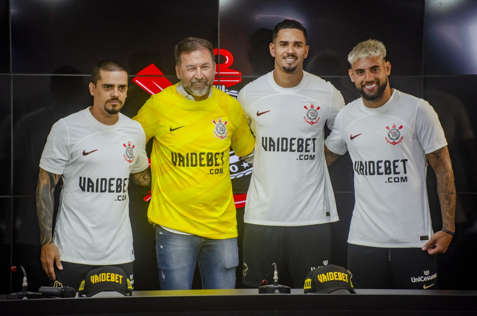 Fagner, Augusto Melo, Lucas Verssimo e Yuri Alberto com a camisa do Corinthians com VaideBet