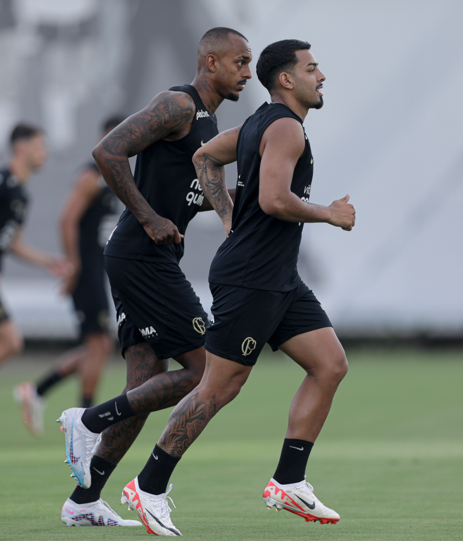 Raul Gustavo e Matheus Bidu durante treino do Corinthians no CT Joaquim Grava