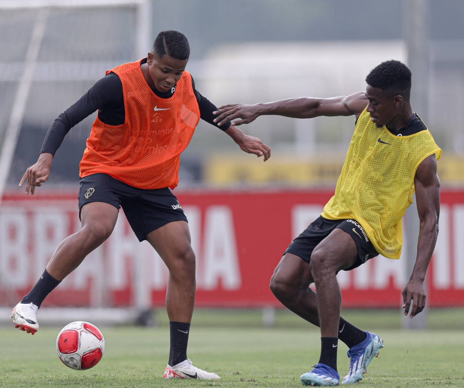 Wesley e Flix Torres durante treino do Corinthians no CT Joaquim Grava