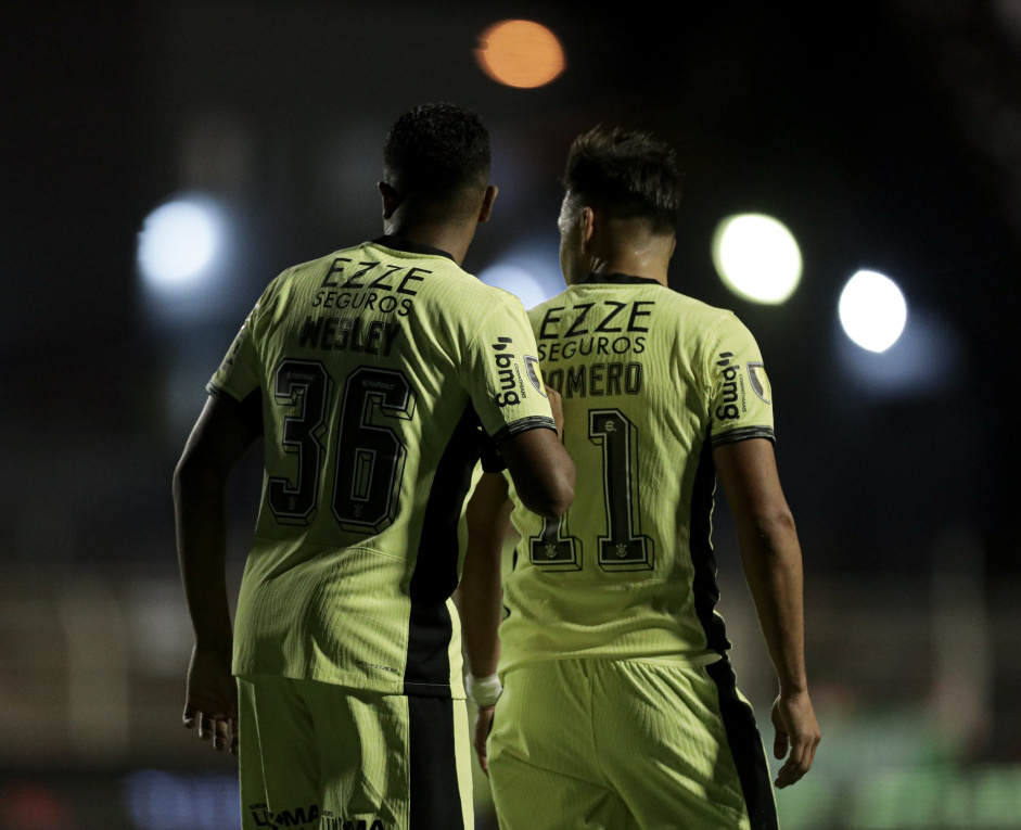 Wesley e Romero lado a lado na partida entre Ituano e Corinthians